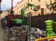 Protección con vallado de obra, señalización y demolición de pavimento