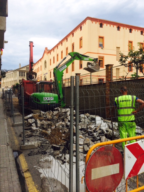 Protección con vallado de obra, señalización y demolición de pavimento