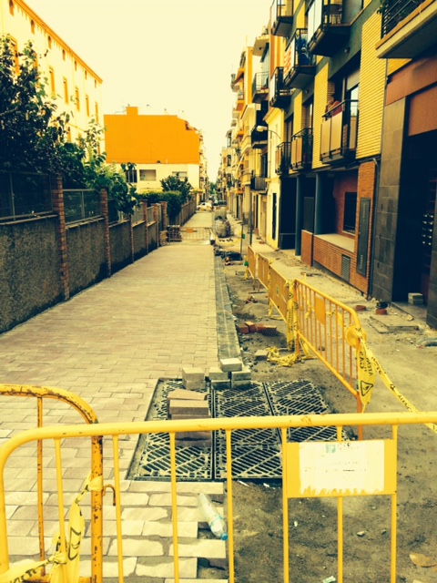 Primera fase de pavimentación de la calle