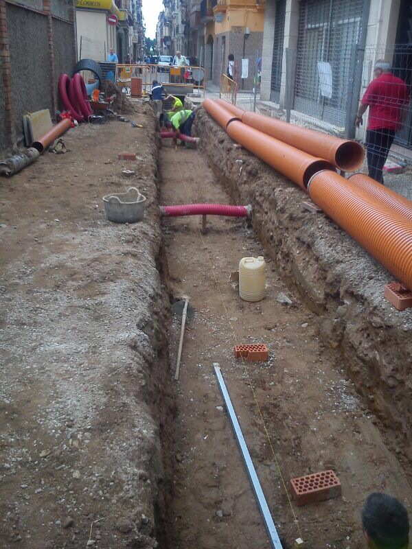 Ejecución de zanja para instalaciones y refino de la misma