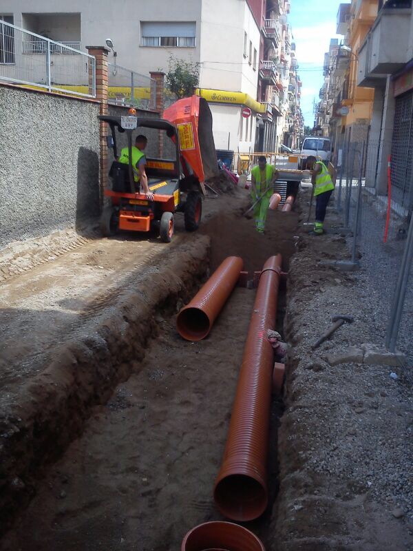 Colocación de tuberia de PVC de alta presión para conducción de aguas residuales y pluviales