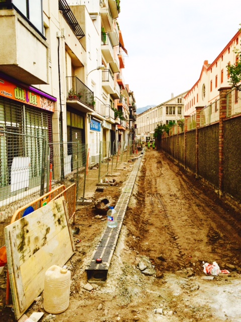 Colocación de canal y reja de fundición para la recogida de pluviales