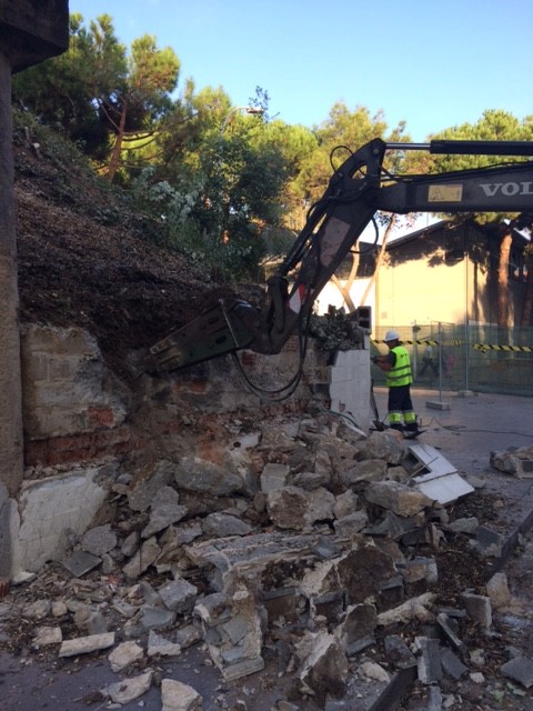 Derribo de muro existente