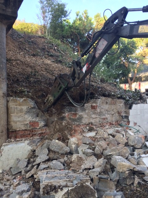 Demolición de muro para la colocación de gaviones para contención de talud