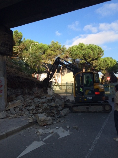 Giratoria de cadenas ejecutando los trabajos de demolición y desescombro