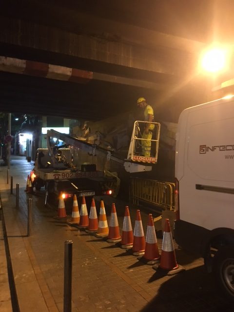 Delimitación de la zona de trabajo mediante conos reflectantes.
