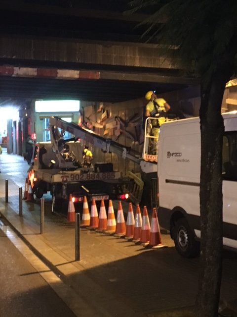 Trabajos efectuados en horario nocturno con camión cesta