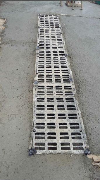 Colocación de rejas de drenaje en paso a nivel