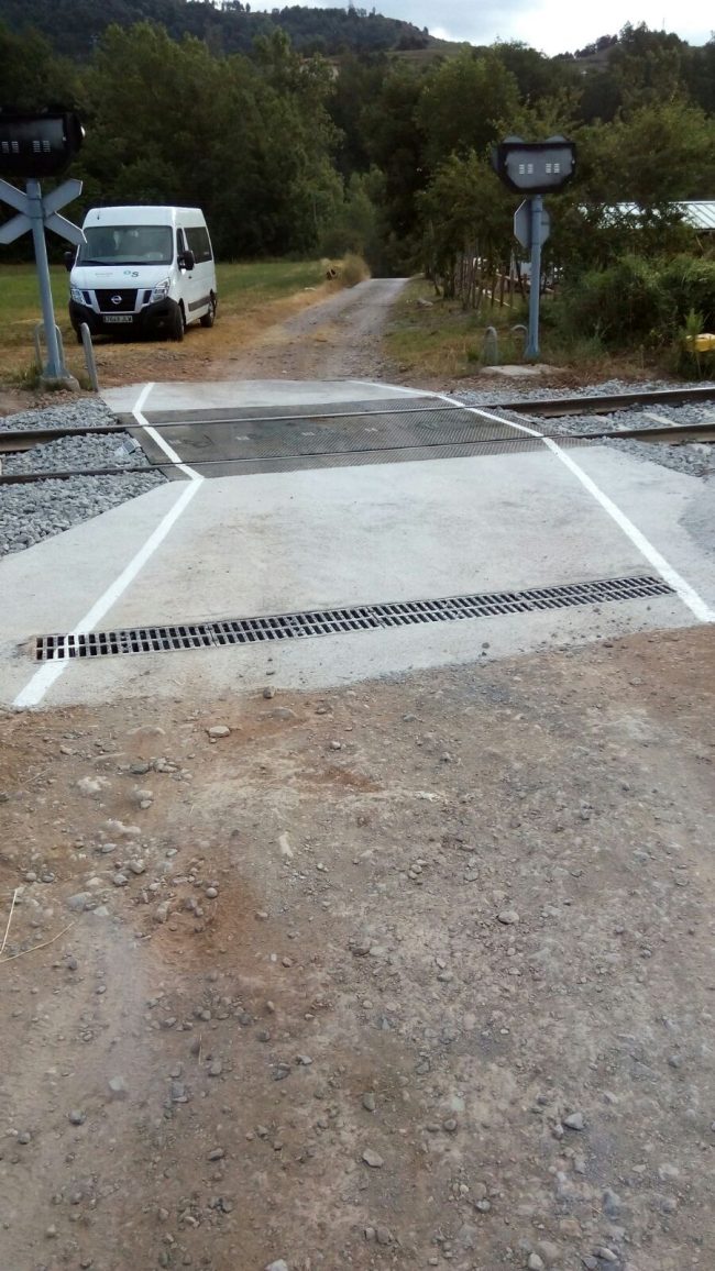 Vista general del paso a nivel hormigonado y con reja colocada