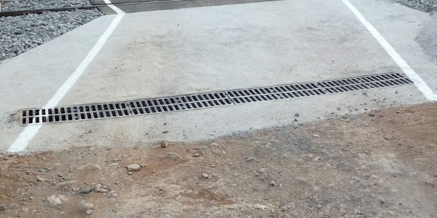 Vista general del paso a nivel hormigonado y con reja colocada