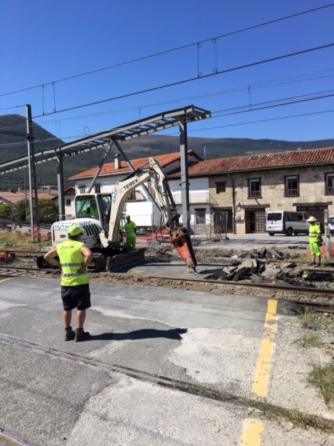 Demolición asfalto del paso a nivel