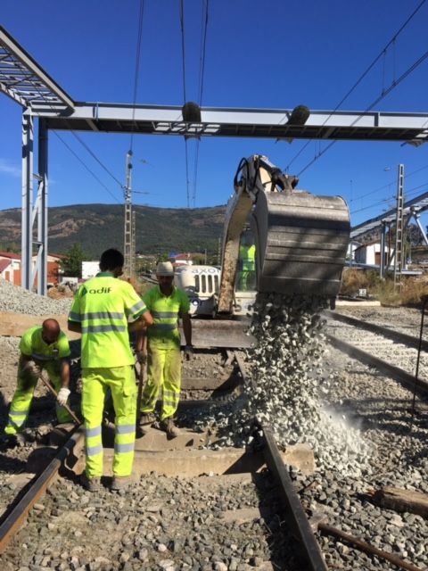 Suministro y colocación de balasto silíceo homologado por ADIF