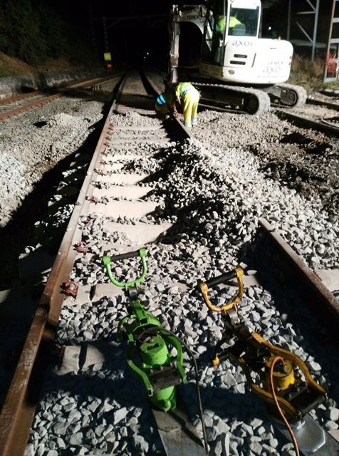 Aporte de balasto siíceo y primer bateo del mismo