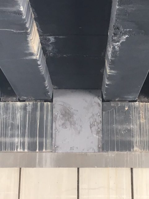 Colocación de planchas metálicas para cubrir huecos por donde se salía balasto de la vía.