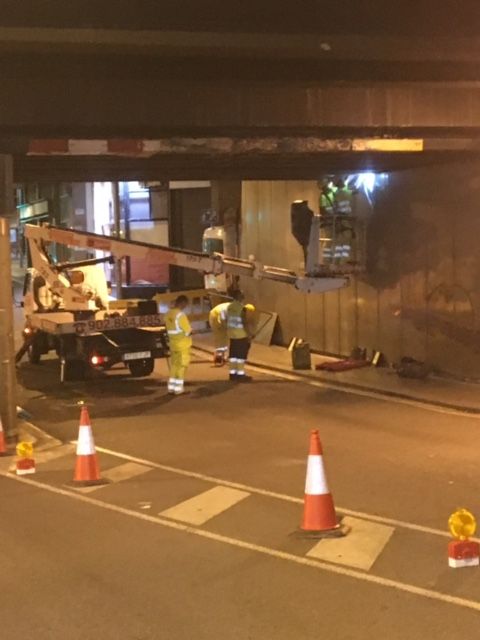 Soldado de chapas metálicas para cubrición de huecos en el puente
