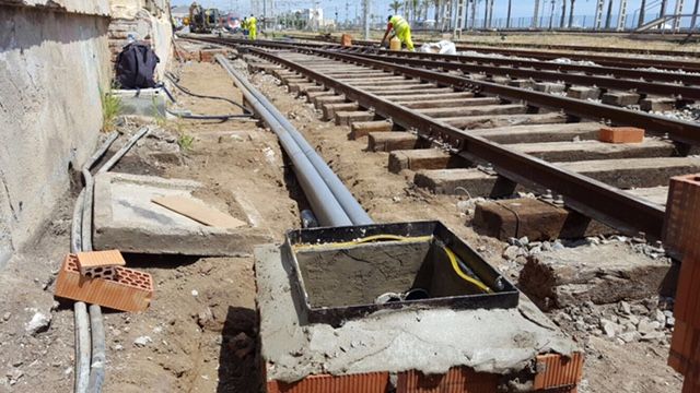 Vaciado entre traviesas de balasto contaminado y tierras para preparar el hormigonado de la plataforma