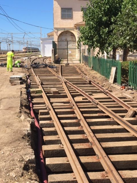 Vista de las traviesas saneadas y las zonas entre traviesas limpias antes de hormigonar