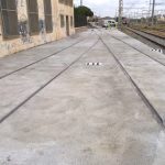 Plataforma de hormigón en vía terminada en la estación de RENFE de Mataró, acabado rugoso.