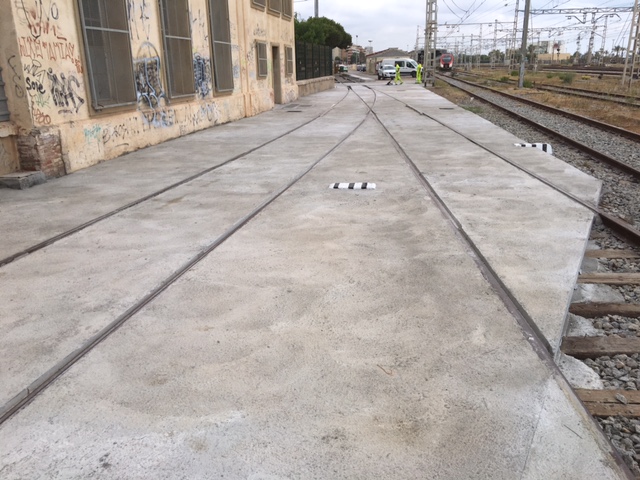 Plataforma de hormigón en vía terminada en la estación de RENFE de Mataró, acabado rugoso.