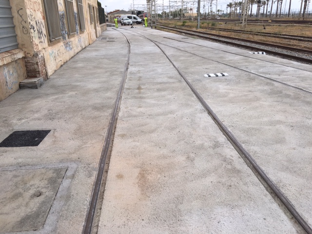 Losa de hormigón realizada, con pasos de instalaciones y arquetas con tapas de fundición D-400 aptas para tráfico pesado