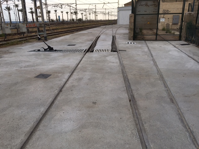 Vista del cambio de vía, con el hueco protegido con reja hecha a medida.