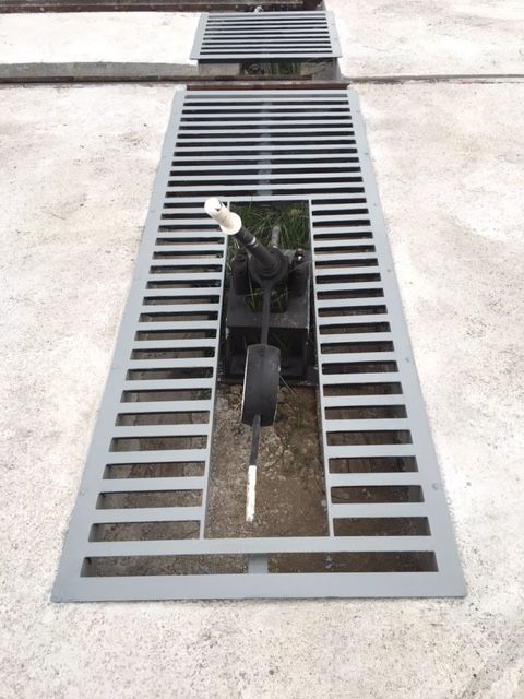 Vista del cambio de vía y de la reja hecha a medida para proteger el hueco creado por el hormigonado de la plataforma.