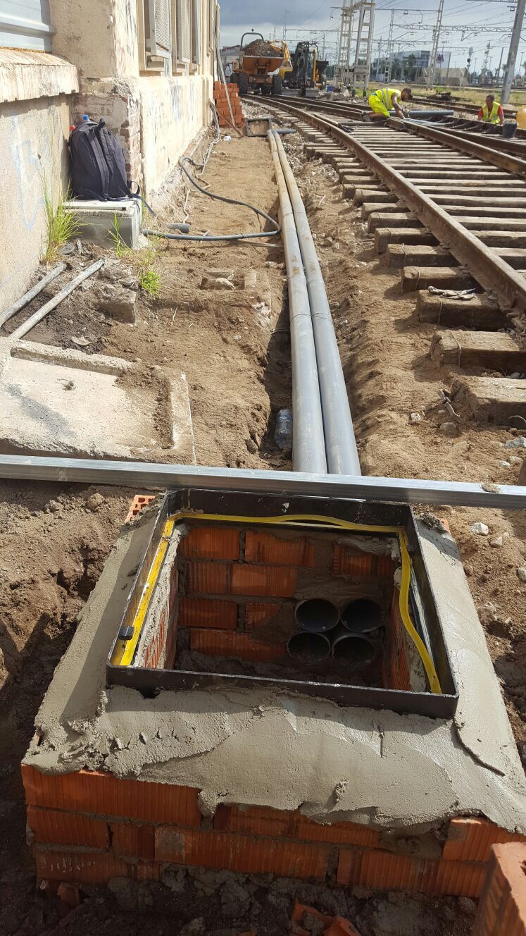 Ejecución de arqueta y prisma de instalaciones con cuatro tubos de diámetro 110