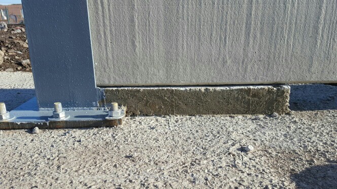 En zonas en las que es necesario escalonar el muro, se ha recalzado el apoyo de las placas para conseguir el nivel adecuado