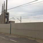 El muro se ha ido escalonando para adaptarlo a la rasante existente