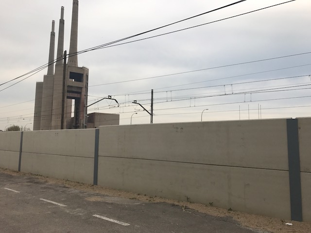 El muro se ha ido escalonando para adaptarlo a la rasante existente