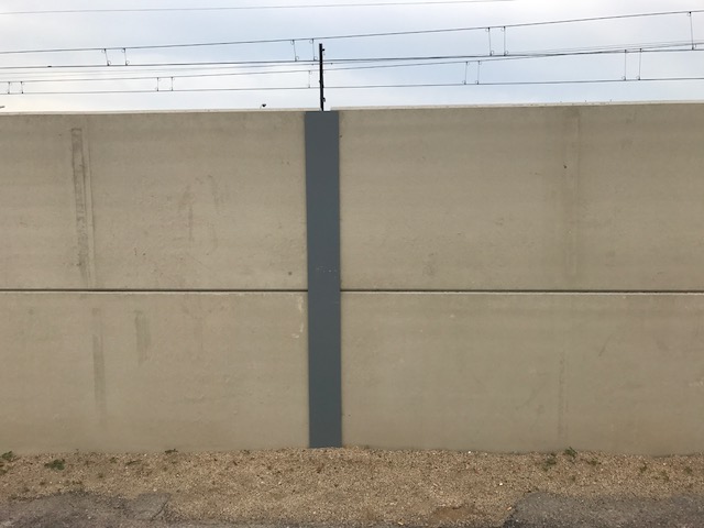 Vista frontal de placas alveolares insertadas en pilar metálico HEA180