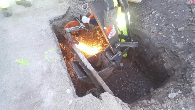 Corte rail enterrado en pozo de cimentación