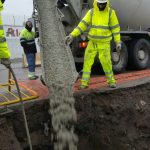 Vertido del hormigón pobre en los pozos de cimentación