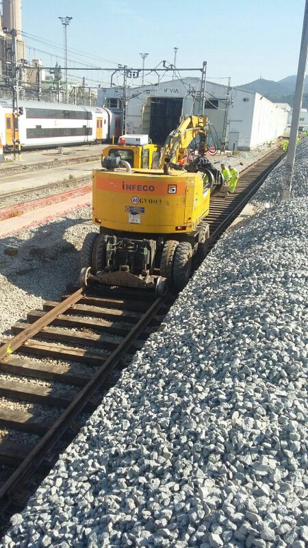 VaiaCar V704 FC de INFECO montando vía