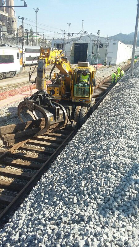 VaiaCar trasladando traviesas de madera con las pinzas