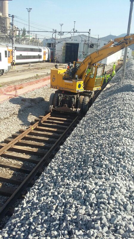 Acopio de balasto preparado para la formación de banqueta de la nueva vía